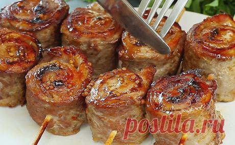 Просто сверните мясо в рулет и гости будут в восторге. Свинина обычная, но вкусно как в ресторане