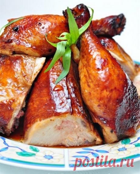 Курица, приготовленная в домашнем маринаде Терияки

Как делать:

Курица - 2 кг.,
Для маринада:
Масло растительное - 2 ст.л.,
Чеснок измельченный - 2 ч.л.,
Имбирь, натертый на мелкой тёрке - 2 ч.л.,
Красный перец чили (свежий, мелко измельченный) - 2 ч.л.,
Вино Мирин (можно заменить на белое полу-сладкое вино) - 100 мл.,
Соевый соус - 200 мл.,
Устричный соус - 1 ч.л.,
Мёд - 1-2 ст.ложки,
Ананасовый сок (можно заменить на свежевыжатый апельсиновый сок)- 100 мл.

Как делать:
...