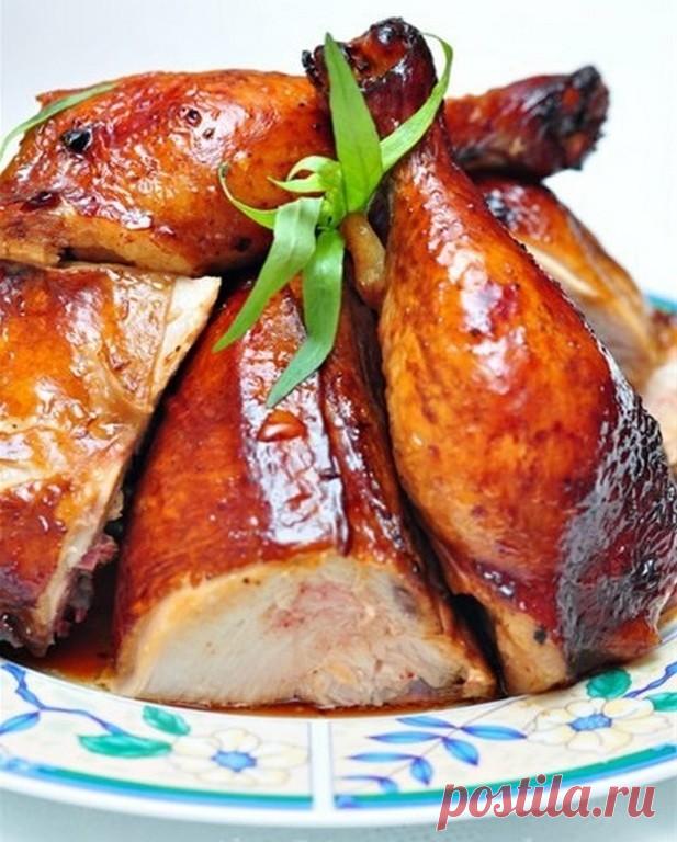 Курица, приготовленная в домашнем маринаде Терияки

Как делать:

Курица - 2 кг.,
Для маринада:
Масло растительное - 2 ст.л.,
Чеснок измельченный - 2 ч.л.,
Имбирь, натертый на мелкой тёрке - 2 ч.л.,
Красный перец чили (свежий, мелко измельченный) - 2 ч.л.,
Вино Мирин (можно заменить на белое полу-сладкое вино) - 100 мл.,
Соевый соус - 200 мл.,
Устричный соус - 1 ч.л.,
Мёд - 1-2 ст.ложки,
Ананасовый сок (можно заменить на свежевыжатый апельсиновый сок)- 100 мл.

Как делать:
...