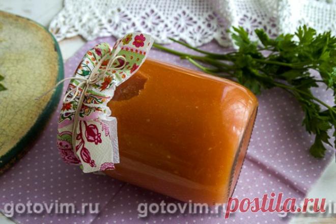 Томатный соус с баклажанами на зиму. Рецепт с фото Удачный рецепт ароматного и пикантного томатного соуса с баклажанами и яблоками на зиму. Его можно подавать с отбивными, жареной рыбой, картофелем фри, отварными крупами и даже пиццей. При кажущейся сложности и большом количестве ингредиентов, само изготовление томатно-баклажанового соуса не занимает ни много усилий, ни времени. После того, как вы подготовите необходимые продукты, измельчите их с помощью блендера или кухон...