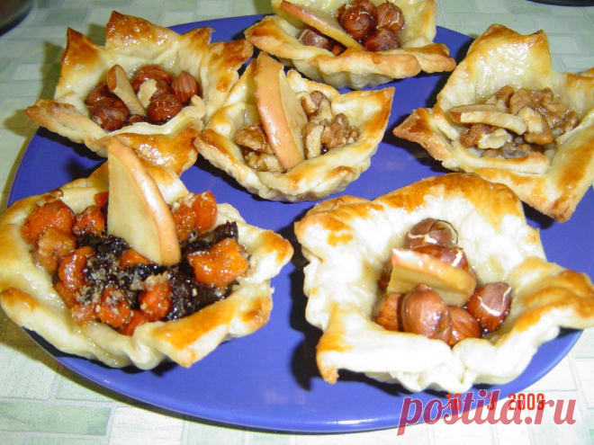 Сладкие корзиночки из слоёного теста с орехами и мёдом | Чудо Печка