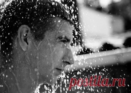 Что происходит в теле при обливании холодной водой Что происходит в теле при обливании холодной водой
Бодрость и отличное настроение каждый день – один из побочных эффектов холодного душа.

Во — первых, происходит резкое сужение кровеносных сосудов. И…