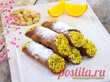 Канноли. Предлагаю вашему вниманию рецепт традиционного сицилийского десерта. Это восхитительные хрустящие трубочки с нежным кремом. Наполнять кремом трубочки желательно перед подачей, чтобы они дольше оставались хрустящими. Вино - обязательный ингредиент. Благодаря ему трубочки получаются хрустящими, нежными.