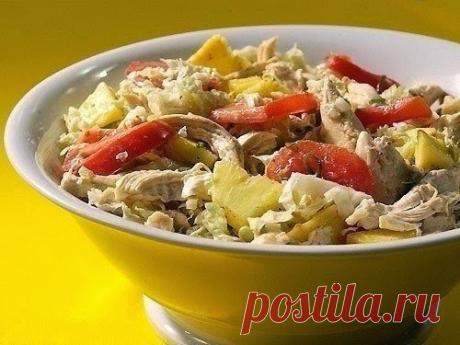 Салат с курицей и ананасами