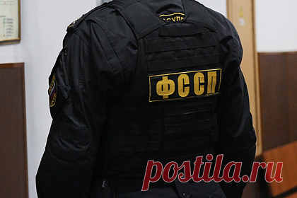 Подозреваемый в изнасиловании трансгендера судебный пристав свел счеты с жизнью. Судебный пристав в Якутии, который подозревался в изнасиловании трансгендера, свел счеты с жизнью. Случай произошел две недели назад в Покровске, однако выяснилось, что к преступлению причастен судебный пристав, который впоследствии покончил с собой, лишь в настоящее время.