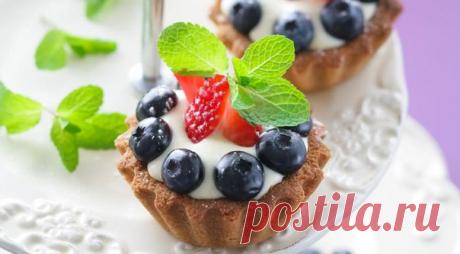 Тартинки с заварным сливочным кремом

Время подготовки: 1 ч.
Количество порций: 10-16 шт.
Сложность приготовления: средняя.

Ингредиенты:
400 г печенья типа «Юбилейное».
150 г сливочного масла.
2 ст. л. жидкого меда.
200–300 г свежих ягод.
Сахарная пудра.
Мята для украшения.

Для крема:
3 стакана молока.
250 мл сливок жирностью 35%.
5 крупных желтков.
0,5 стакана сахара
0,5 стакана муки.
1 ст. л. крахмала.
1 стручок ванили.

Способ приготовления:
Шаг 1:
Для крема:
Разрежьт...