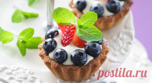 Тартинки с заварным сливочным кремом

Время подготовки: 1 ч.
Количество порций: 10-16 шт.
Сложность приготовления: средняя.

Ингредиенты:
400 г печенья типа «Юбилейное».
150 г сливочного масла.
2 ст. л. жидкого меда.
200–300 г свежих ягод.
Сахарная пудра.
Мята для украшения.

Для крема:
3 стакана молока.
250 мл сливок жирностью 35%.
5 крупных желтков.
0,5 стакана сахара
0,5 стакана муки.
1 ст. л. крахмала.
1 стручок ванили.

Способ приготовления:
Шаг 1:
Для крема:
Разрежьт...