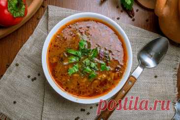Kulinarische Entdeckung: Würzige Fleischsuppe Chartscho aus Georgien Die Chartscho-Suppe ist ein Nationalgericht der georgischen Küche und wurde ursprünglich mit Lamm- und Rindfleisch gekocht. Die Suppe ist dick, sättigend und enthält viel Knoblauch und Gewürze