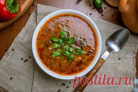 Kulinarische Entdeckung: Würzige Fleischsuppe Chartscho aus Georgien Die Chartscho-Suppe ist ein Nationalgericht der georgischen Küche und wurde ursprünglich mit Lamm- und Rindfleisch gekocht. Die Suppe ist dick, sättigend und enthält viel Knoblauch und Gewürze