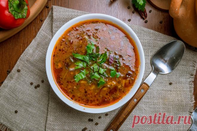 Kulinarische Entdeckung: Würzige Fleischsuppe Chartscho aus Georgien Die Chartscho-Suppe ist ein Nationalgericht der georgischen Küche und wurde ursprünglich mit Lamm- und Rindfleisch gekocht. Die Suppe ist dick, sättigend und enthält viel Knoblauch und Gewürze