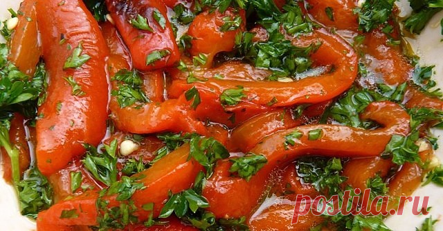 Минутный перец с чесноком. 

Просто и вкусно!
 Этот рецепт настолько прост, что справятся с ним просто любители сладкого перца, но не кулинары. 

Итак - берем сладкий перец (в любом количестве), вынимаем семена, оставляя перчинки целыми. 
Солим по вкусу внутри перцев. 
Обжаривает целиком перцы на растительном масле, складываем в кастрюлю. 
Когда все перцы будут обжарены, пропускаем чеснок через чеснокодавку ( по вашему вкусу) прямо в кастрюлю с перцами. 
Закрываем крышкой,...