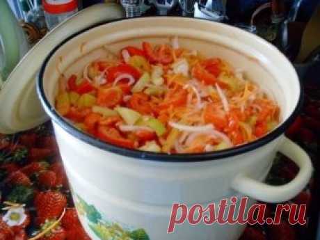 Салат на зиму "Остряк". - ВКУСНОТИЩА  НЕОБЫКНОВЕННАЯ!!!
ОБЯЗАТЕЛЬНО сохраняйте  СЕБЕ такое СОКРОВИЩЕ
Болгарский перец – 1 кг.,
+ зрелые помидоры – 3 кг.,
+ репчатый лук – 1 кг.,
+ морковь – 1 кг.,
+ сахар – 6 ст. ложек с горкой,
+ растительное масло – 300 гр.,
+ уксус 6% – 6 ст. ложек,
+ соль – 6 ст. ложек без горки.
Рецепт приготовления салата на зиму "Остряк":
Овощи хорошо промыть и обсушить.
Помидоры нарезать ломтиками, лук – полукольцами.
Сладкий перец и морковь нарезать соломкой.
Овощи