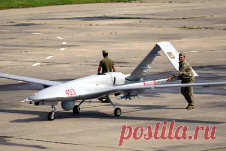 Украина сообщила о полете беспилотника в Донбассе. Штаб Операции Объединенных сил (ООС) Украины сообщил, что зафиксировал полет беспилотника «Орлан-10», который пересек линию разграничения. Киев заявил, что противник с начала прошлых суток 15 раз нарушил режим прекращения огня. Ранены трое украинских военнослужащих. ЛНР обвинила Украину в пяти нарушениях перемирия.