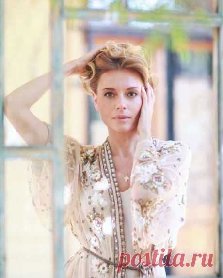 Роскошная! Любовь Толкалина показала невероятно длинные ноги в маленьком черном платье . Милая Я