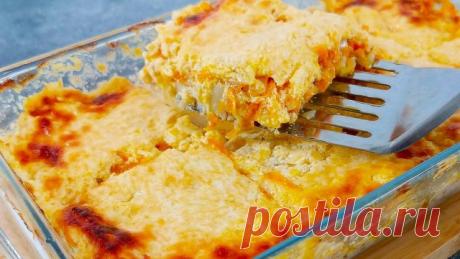 Минтай по-царски. Простое и очень вкусное блюдо Рецепт: 600 г. - филе минтая Растительное масло Соль по вкусу Смесь перцев по вкусу 1 шт. - лук репчатый 1 шт. - морковь 200 г. - сметана 15% 2 зубчика чеснока 100 г. - сыр Форма 17 х 26 см. Запекать в духовке 40 мин. при 200°С (нижний + верхний ТЭН)
