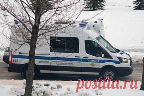 Петербуржцы нашли пропавшего 40-летнего соседа по запаху. В Санкт-Петербурге жители многоэтажного дома на бульваре Александра Грина нашли пропавшего 40-летнего соседа по запаху. Об этом сообщила «Фонтанка». По сведениям издания, горожане обсуждали в одном из чатов, что в коридоре и на площадке распространился неприятный аромат.