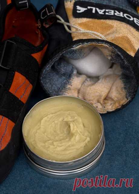 Самодельная мазь для рук скалолазов. Натуральный увлажняющий и заживляющий бальзам 
Основными компонентами такого бальзама (да и в принципе любого бальзама) будут: воск, твердые масла, жидкие масла, эфирные масла и дополнительные ингредиенты.Базовая формула бальзама: 1 часть воска: …