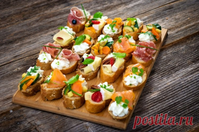 Канапе для фуршета - 20 вкусных и оригинальных рецептов Большое праздничное мероприятие у многих из нас ассоциируется с красивыми нарядами, стильными декорациями и вкусными канапе. Готовить их можно из самых разнообразных ингредиентов. Рассказываем 20 оригинальных рецептов канапе для фуршета!