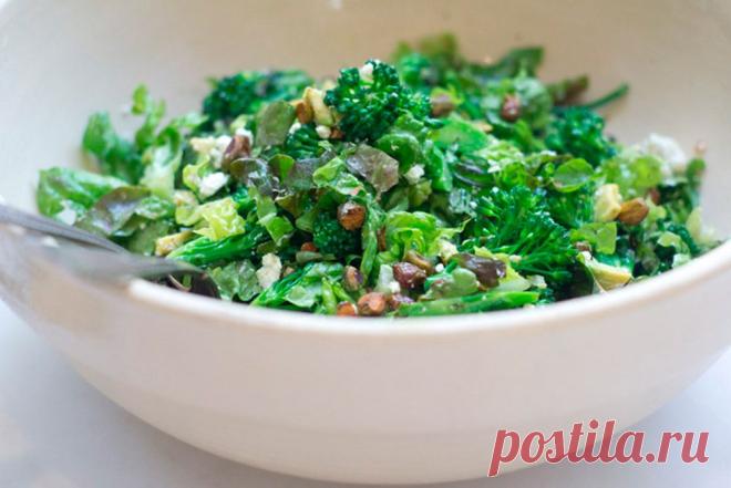 Зеленый салат с сыром фета.