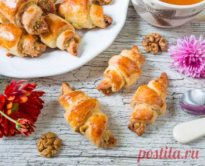 Творожные рогалики с грецкими орехами на Вкусном Блоге Несу вам традиционный пятничный рецепт выпечки. И раз уж я стала счастливой обладательницей мешка грецких орехов, выпечка будет именно с ними. Сегодня мы будем печь рогалики на творожном тесте. Их прелесть в том, что тесто можно приготовить заранее, заморозить, а потом размораживать и выпекать вкусное печенье в удобное для вас…