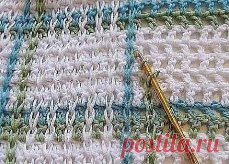 😊Идея для вязания
Интересная идея для вязания крючком полотна. Может пригодится для пледов, ковриков, сумок, а возможно, и для некоторых видов одежды. Для юбки, например. Причем, идея очень простая. Полотно вяжется филейной сеткой по принципу: 1 пуская клетка равна 1-й воздушной петле и 1-му столбику с накидом. А затем с помощью крючка эти пустые клетки «заштриховываются» вертикальными цепочками из воздушных петель (впрочем, с таким же успехом это можно назвать соединительными столбиками), свя