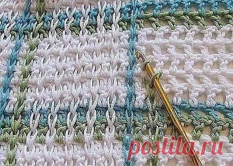 😊Идея для вязания
Интересная идея для вязания крючком полотна. Может пригодится для пледов, ковриков, сумок, а возможно, и для некоторых видов одежды. Для юбки, например. Причем, идея очень простая. Полотно вяжется филейной сеткой по принципу: 1 пуская клетка равна 1-й воздушной петле и 1-му столбику с накидом. А затем с помощью крючка эти пустые клетки «заштриховываются» вертикальными цепочками из воздушных петель (впрочем, с таким же успехом это можно назвать соединительными столбиками), свя