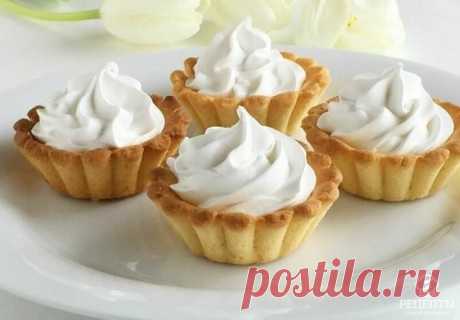 Пирожное "Корзиночки"

Тесто:
100 г сливочного масла
100 г сахара
250 г муки
1 яйцо
1 ч. л. разрыхлителя

Из этих продуктов замесить мягкое тесто. Отщипываем кусочек теста, распределяем его по металлической формочке. Выпекаем при 180-190С до золотистогo цвета.

Начинка:
клубничный джем

Крем белково-заварной:
2 белка
250 г сахара
125 мл. воды
2 ч. л. лимонного сока

Сахар заливаем водой и доводим до кипения. Варим сироп на среднем огне 10-12 минут. Готовность сиропа провер...