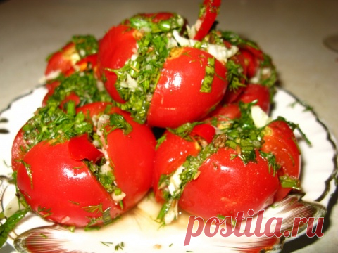 Помидоры малосольные с чесночной начинкой 
 
Очень вкусные помидорки получились. Спешу поделиться с вами! Поскольку засол холодный, годятся и помидоры салатные сортов, которые в это время года в основном и продаются.Нам нужны некрупные помидо…