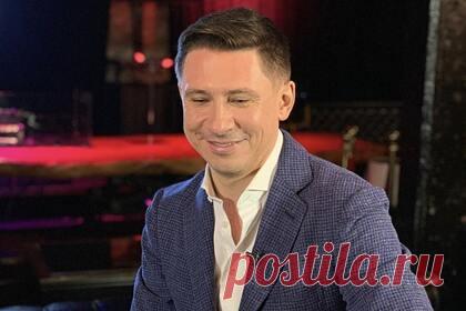 Тимура Батрутдинова госпитализировали с 50-процентным поражением легких. Российского юмориста Тимура Батрутдинова госпитализировали с поражением легких. В начале декабра он заразился коронавирусом. Его состояние ухудшилось, и врачи решили поместить его в стационар, где ему провели компьютерную томографию. Оказалось, что у Батрутдинова поражены легкие на 25-50 процентов.