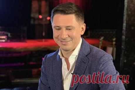 Тимура Батрутдинова госпитализировали с 50-процентным поражением легких. Российского юмориста Тимура Батрутдинова госпитализировали с поражением легких. В начале декабра он заразился коронавирусом. Его состояние ухудшилось, и врачи решили поместить его в стационар, где ему провели компьютерную томографию. Оказалось, что у Батрутдинова поражены легкие на 25-50 процентов.