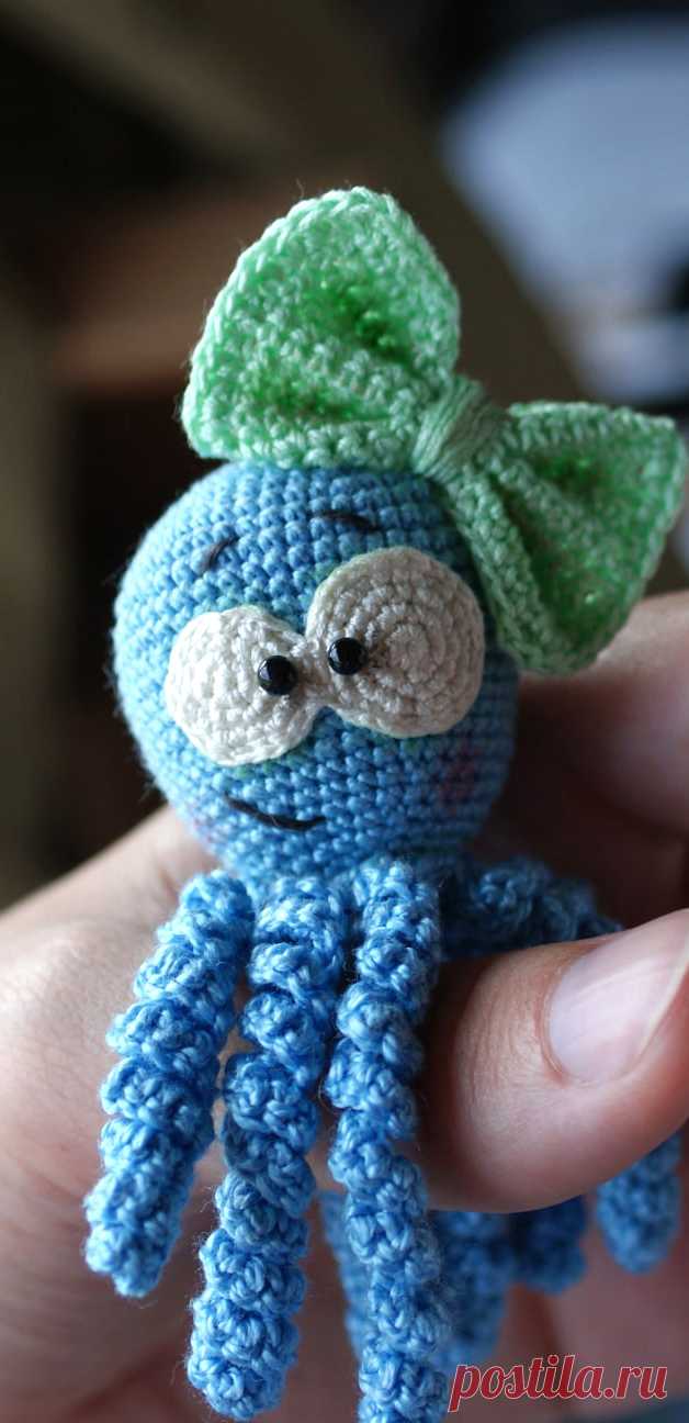 PDF Осьминожка крючком. FREE crochet pattern; Аmigurumi doll patterns. Амигуруми схемы и описания на русском. Вязаные игрушки и поделки своими руками #amimore - осьминог, маленькая осьминожка,  осминог.