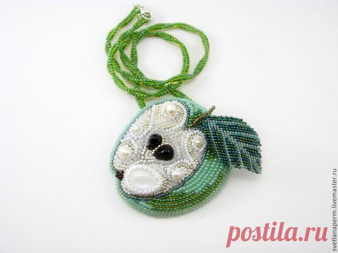 Брошь-кулон "Зелёное яблоко" | biser.info - всё о бисере и бисерном творчестве