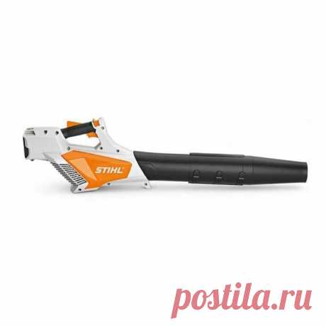 Аккумуляторное воздуходувное устройство Stihl BGA 57 очень удобно в эксплуатации и практически бесшумно, что делает работу с ним очень комфортной и позволяет пользоваться ей на территориях детских садов, школ и больниц. Этим агрегатом можно с легкостью очистить двор от листвы, скошенной травы, пыли или грязи.