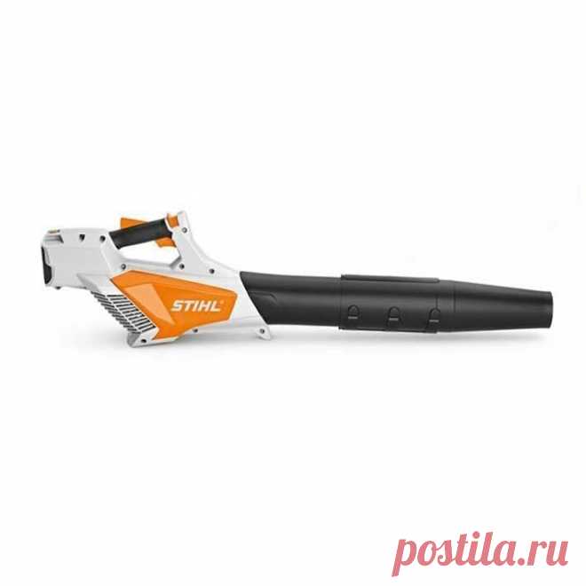 Аккумуляторное воздуходувное устройство Stihl BGA 57 очень удобно в эксплуатации и практически бесшумно, что делает работу с ним очень комфортной и позволяет пользоваться ей на территориях детских садов, школ и больниц. Этим агрегатом можно с легкостью очистить двор от листвы, скошенной травы, пыли или грязи.