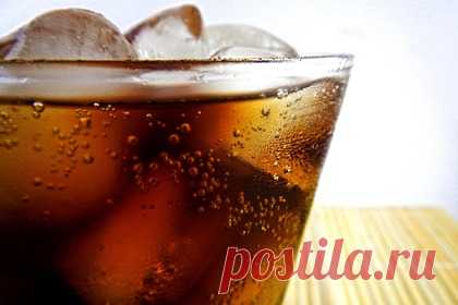 Назван российский аналог Coca-Cola и Pepsi. Замдиректора пивоваренного завода «Вятич» в Кирове Сергей Ворончихин заявил, что производство может предложить российский аналог продукции Coca-Cola и Pepsi. «Вместо кока-колы и пепси мы уже сейчас можем предложить аналог "Байкала", придуманного в противовес коле в 1980 годы, — напиток "Сибирское море"», — отметил он.