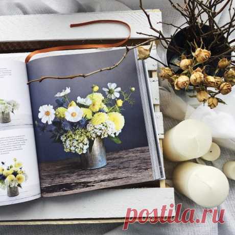 Вы научитесь не только ухаживать за цветами, но и делать вазы из разных предметов: коробки, винтажной банки, кружки. Узнаете, что подрезать стебли нужно остро заточенным инструментом.