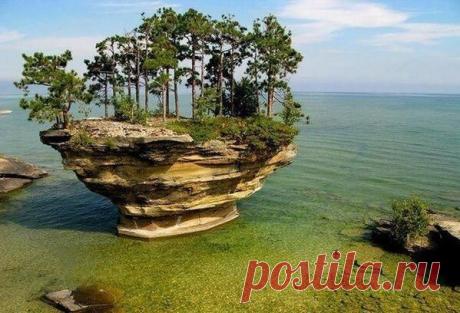 I love this iland &amp; the wonderful name they gave that lump of rock

Turnip Rock Island, Lake Huron, Michigan,