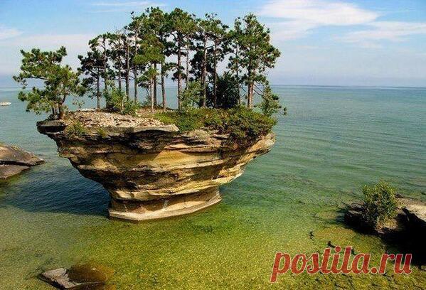 I love this iland & the wonderful name they gave that lump of rock

Turnip Rock Island, Lake Huron, Michigan,