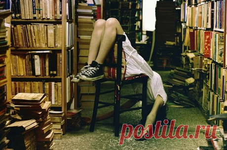 — Как вам последняя прочитанная книга? 
— Да никак! Сюжет не раскрыт, много недосказанности, полунамёков... Какая мама? Какая рама? Зачем её мыть?!