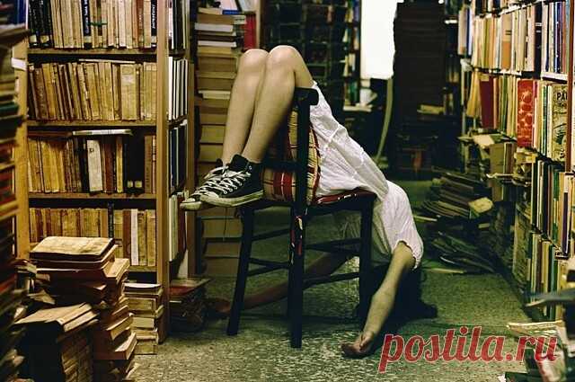 — Как вам последняя прочитанная книга? 
— Да никак! Сюжет не раскрыт, много недосказанности, полунамёков... Какая мама? Какая рама? Зачем её мыть?!