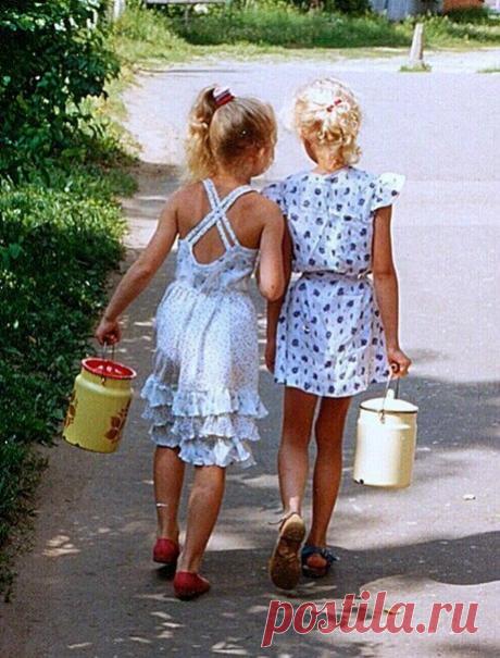 А помнишь, как на остановку 
Ходили пить мы газировку? 
И там ещё стаканы были, 
Их тут же в автомате мыли, 

И те гранёные стаканы 
Никто не тырил, как ни странно. 
А как с бидонами бежали 
Мы к бочке с квасом? Выпивали 

Ещё в дороге половину - 
Ты помнишь вкус неповторимый? 
А помнишь тот пломбир в брикете? 
Вкусней нет ничего на свете. 

Вкус детства. Шоколад "Алёнка", 
Сырки, варёная сгущёнка, 
Помадки, сахарная вата - 
Без ГМО, без консервантов. 

А помнишь мамино ва...