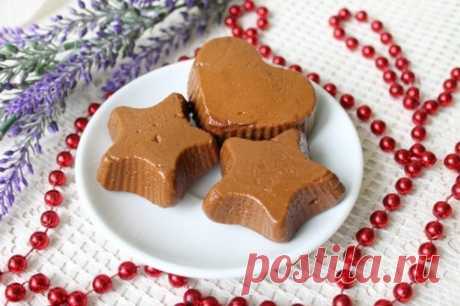 Домашние ириски. Конфеты... М-м-м, как хочется съесть хоть одну из них, особенно сладкоежкам! А как обожают сладкое дети - за уши не оттянешь! Но, как правило, в наше время не всегда удается узнать, что же спрятал фабричный производитель сладкого под красочной оберткой в составе конфеты, а ведь детям не хочется давать десерты, в которые намешаны различные химические добавки. Чтобы точно знать что именно таится внутри каждой конфетки - приготовьте их сами на своей кухне, благодаря рецепту,…