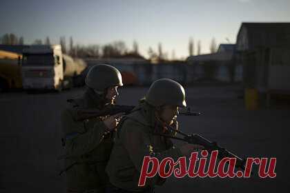 На Украине рассказали о поимке десятков российских «шпионов». Руководитель территориальной обороны Киевской области Игорь Сабий заявил, что в регионе поймали несколько десятков человек, подозреваемых в передаче России информации о размещении украинских войск и блокпостов. Он также отметил, что в Киевской области продолжается процесс выявления «шпионов».