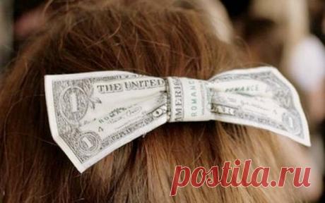 Как волосы привлекают деньги? Ритуалы с волосами на богатство В 13 лунные сутки волосы напитываются чудодейственной энергетикой, благодаря которой можно привлечь денежную энергию. В этот день волосы становятся своеобразной приманкой, на которую слетаются денежные знаки.