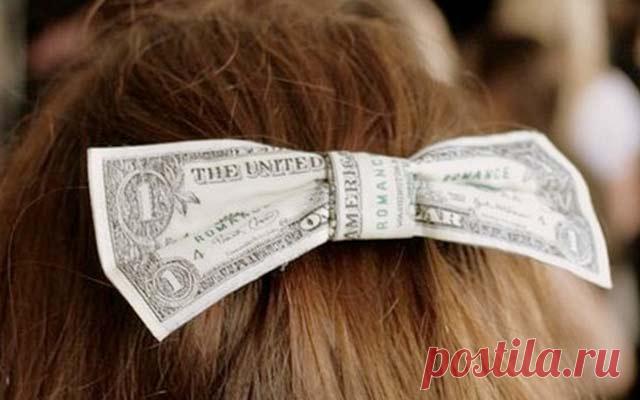 Как волосы привлекают деньги? Ритуалы с волосами на богатство В 13 лунные сутки волосы напитываются чудодейственной энергетикой, благодаря которой можно привлечь денежную энергию. В этот день волосы становятся своеобразной приманкой, на которую слетаются денежные знаки.