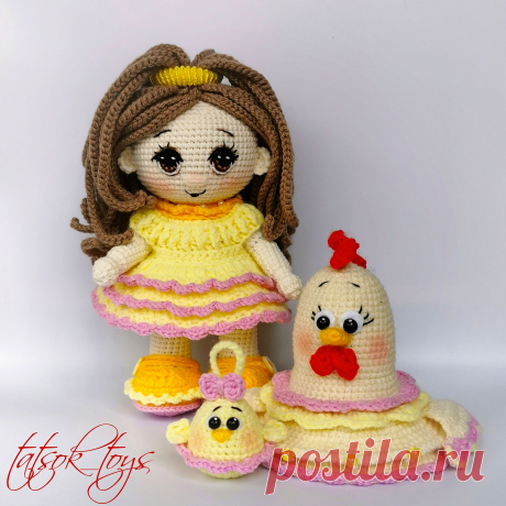 PDF Пупс-малышка Курочка Пасхальная крючком. FREE crochet pattern; Аmigurumi toy patterns. Амигуруми схемы и описания на русском. Вязаные игрушки и поделки своими руками #amimore - пасхальная кукла в платье из обычной пряжи, куколка девочки в ярком наряде к Пасхе.