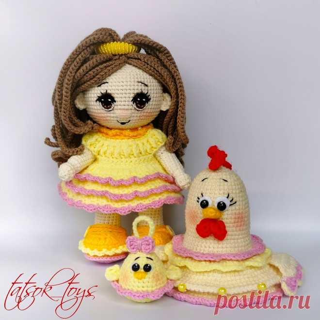 PDF Пупс-малышка Курочка Пасхальная крючком. FREE crochet pattern; Аmigurumi toy patterns. Амигуруми схемы и описания на русском. Вязаные игрушки и поделки своими руками #amimore - пасхальная кукла в платье из обычной пряжи, куколка девочки в ярком наряде к Пасхе.