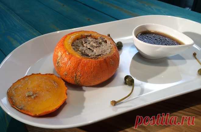 Тыква радости. Сезонный рецепт русской кухни Осень самая пора для тыквы. Вот почему мы не раздумывали, когда программа «Еда живая и мертвая» попросила нас дать сезонный рецепт русской кухни. Конечно, она, - оранжевая красавица. Рецепт недели на этот раз — фаршированная тыква...