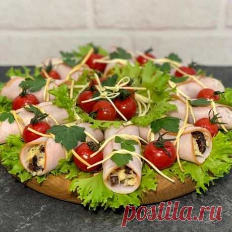 Шикарная закуска из обычных продуктов для нарезки 🔥🔥🔥

Всё гениальное просто, и сегодня я вам это докажу 👌
Берём обыкновенные продукты для нарезки, засекаем 15 минут и ... колдуем! 

Получается вкусно и очень красиво. Сочетание ингредиентов оригинальное и очень удачное! Будете готовить? Тогда скорее сохраняйте рецепт в закладках, а мне не забудьте оставить любой смайлик в комментариях ❤️

✍️ НЕОБХОДИМЫЕ ИНГРЕДИЕНТЫ:

☑️ Ветчина, тонко нарезанная колбаса или карбонад — ...