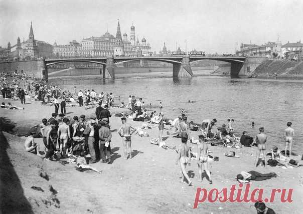 СОВЕТСКИЕ НУДИСТЫ 

Пляж у Храма Христа Спасителя, 1929 год.

Такой отдых организовало общество «Долой стыд!», движение радикальных нудистов в #СССР.

Что думаете, друзья? 🤨

#москваменяется #история